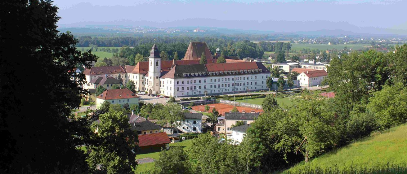 Bild enthält, Building, Monastery, Outdoors, Nature, Scenery, Campus, Fir, Housing, Fortress, Spire