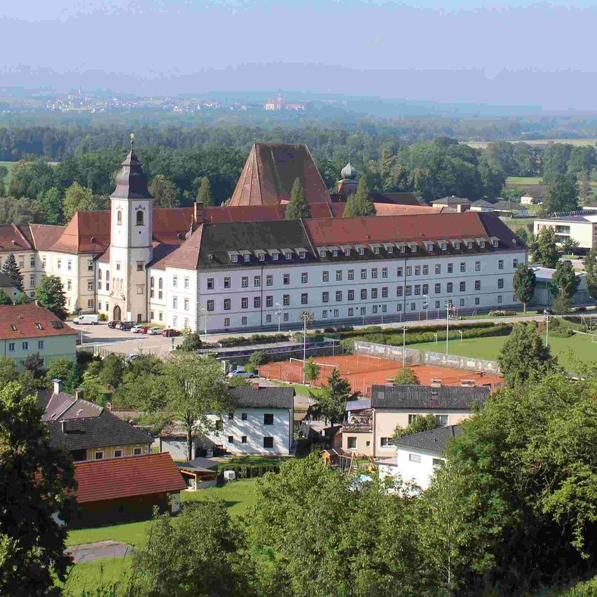 Bild enthält, Building, Monastery, Outdoors, Nature, Scenery, Campus, Fir, Housing, Fortress, Spire