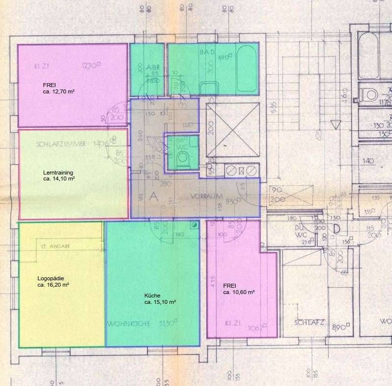 Ein Grundriss mit mehreren Räumen und Bereichen. Es enthält Bezeichnungen wie 'Schlafzimmer', 'Frei', 'Kuche' und 'Logopadie'. Jeder Raum ist farbcodiert und hat eine Größe in Quadratmetern angegeben.