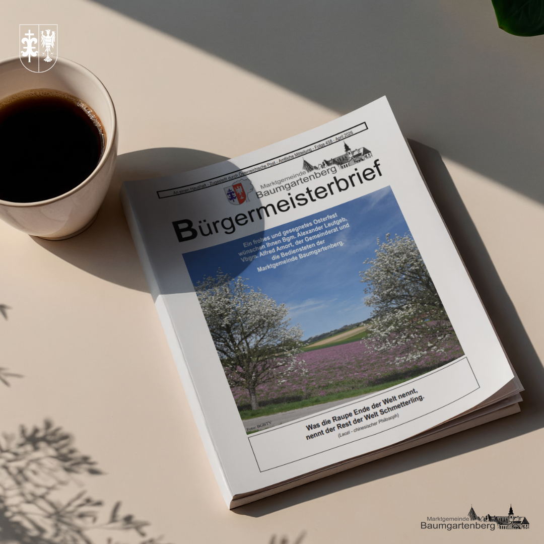 Eine Tasse Kaffee steht neben dem Bürgermeisterbrief-Magazin. Das Magazin hat einen weißen Umschlag mit einem Bild von Bäumen und einem Feld.