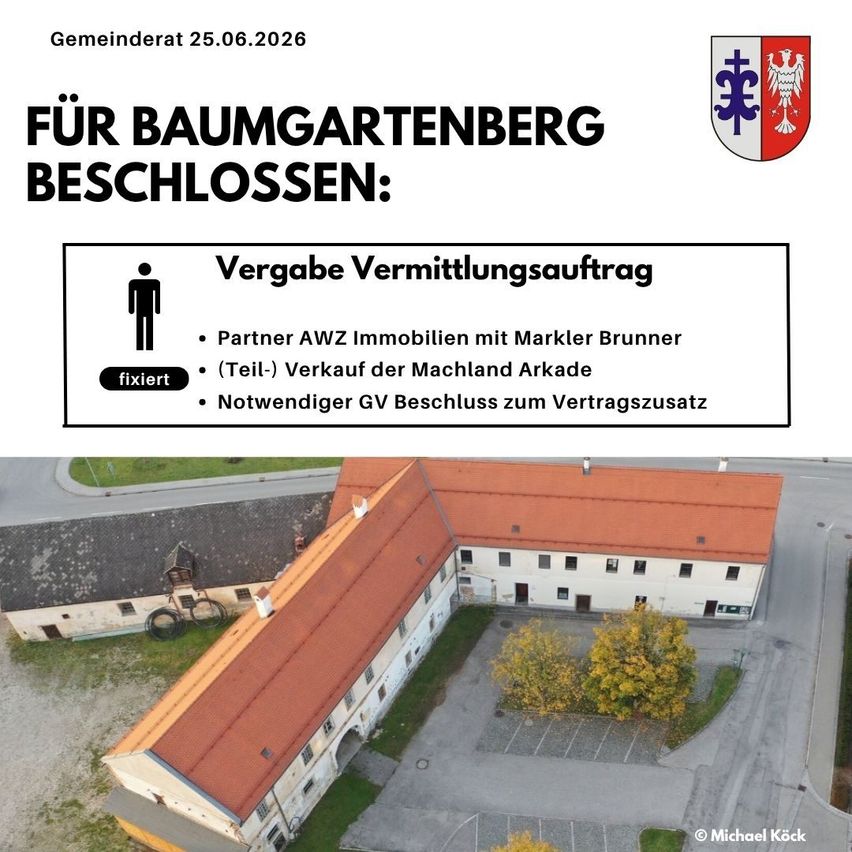 Ein Luftbild eines Gebäudes mit rotem Dach, weißen Wänden und einem Parkplatz. Ein Wasserzeichen von Michael Koeck befindet sich unten. Der Text 'FÜR BAUMGARTENBERG BESCHLOSSEN:' und 'Vergabe Vermittlungsauftrag' ist links. Ein Bild eines Mannes ist links.