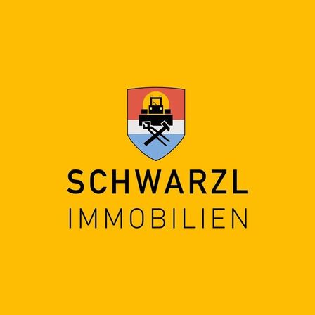 Ein gelber Hintergrund zeigt das Logo von Schwarzl Immobilien. Das Logo besteht aus einem Schild mit einem Hammer und einer Sonne, mit dem Text 'Schwarzl Immobilien' darunter.