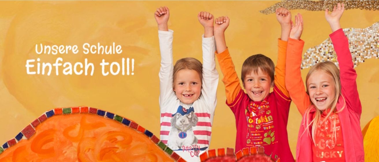 Vier Kinder stehen zusammen mit erhobenen Armen und lächeln für ein Foto. Der Junge in der Mitte trägt ein rotes T-Shirt mit Pfotenabdrücken, während die anderen weiße, orangefarbene und rosafarbene Langarmshirts tragen.