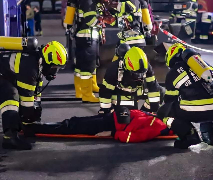 Bild enthält, Helmet, Adult, Male, Man, Person, Rescue, Wheel, Boy, Child, Stretcher