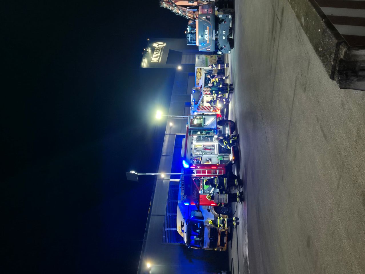 Bild enthält, Road, Tarmac, Person, Transportation, Vehicle, Truck, Machine, Wheel