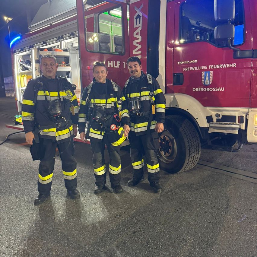 Bild enthält, Fireman, Person, Adult, Male, Man, Clothing, Footwear, Shoe, Coat, Jacket