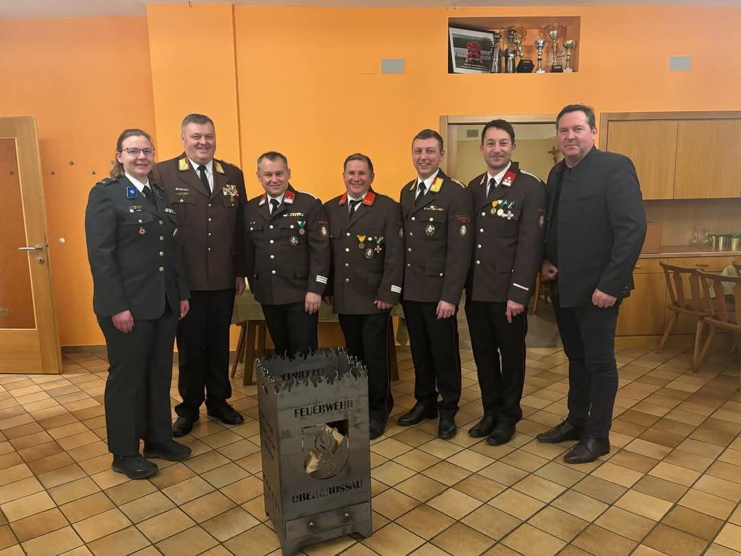 Bild enthält, Officer, Person, Military, Military Officer, Coat, Adult, Male, Man, Suit, Package