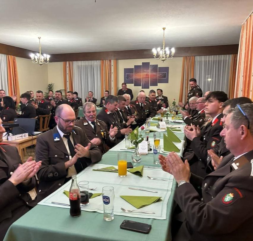 Bild enthält, Adult, Male, Man, Person, Officer, Military Officer, Indoors, Applause, Police Officer, Face