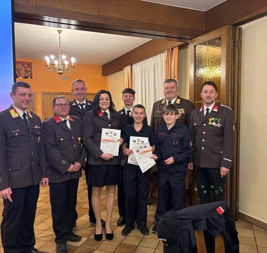 Bild enthält, Officer, Person, Skirt, Military, Military Officer, Adult, Male, Man, Police Officer, Coat