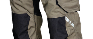 Ein Paar Cargo-Hosen mit mehreren Taschen und Reißverschlüssen, hauptsächlich Khaki mit schwarzen Akzenten, vor schwarzem Hintergrund dargestellt.