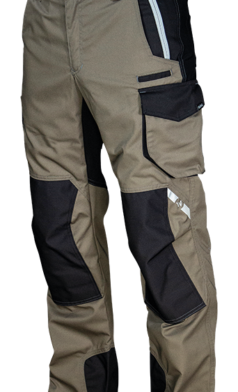 Ein Paar Cargo-Hosen mit mehreren Taschen und Reißverschlüssen, hauptsächlich Khaki mit schwarzen Akzenten, vor schwarzem Hintergrund dargestellt.