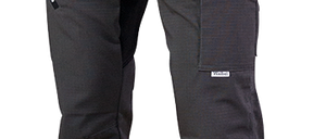 Ein Paar schwarze Hosen mit mehreren Taschen, einem weißen Streifen und einem Logo auf dem linken Bein.