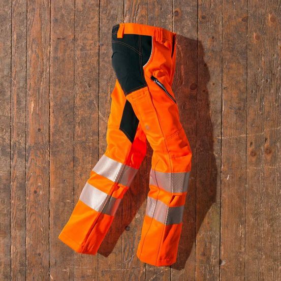 Bild enthält, Clothing, Vest, Coat, Lifejacket, Person, Worker, Jacket, Glove