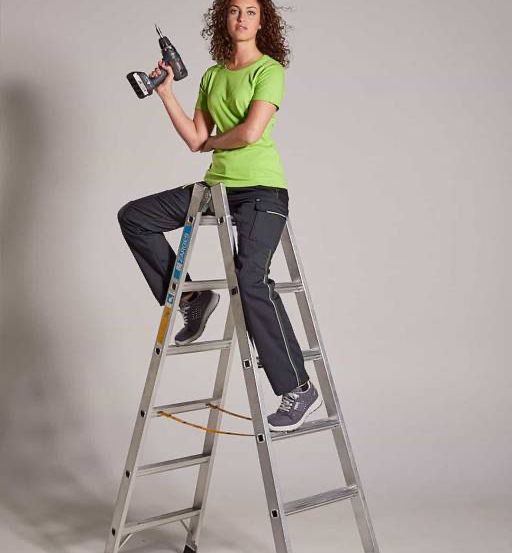 Bild enthält, Device, Power Drill, Tool, Furniture, Person, Sitting