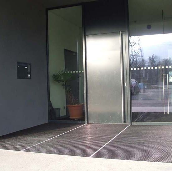 Bild enthält, Door, Plant, Floor, Indoors, Car, Transportation, Vehicle, Flooring