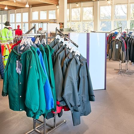 Bild enthält, Person, Lamp, Shop, Hat, Shopping Mall, Indoors, Market, Grocery Store, Coat, Supermarket