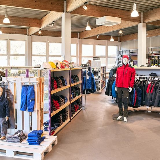 Bild enthält, Person, Glove, Indoors, Shop, Helmet, Handbag, Hat, Lamp, Shoe, Market