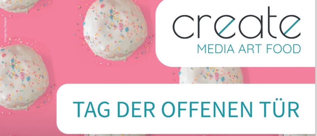 Plakat für die Veranstaltung 'Tag der offenen Tür'. Zeigt einen rosa Hintergrund mit weißen Donuts mit bunten Streuseln. Zeiten: Fr, 17. Okt., 13:30-18:00 Uhr, Sa, 18. Okt., 09:00-12:00 Uhr. Logo für 'create MEDIA ART FOOD'.