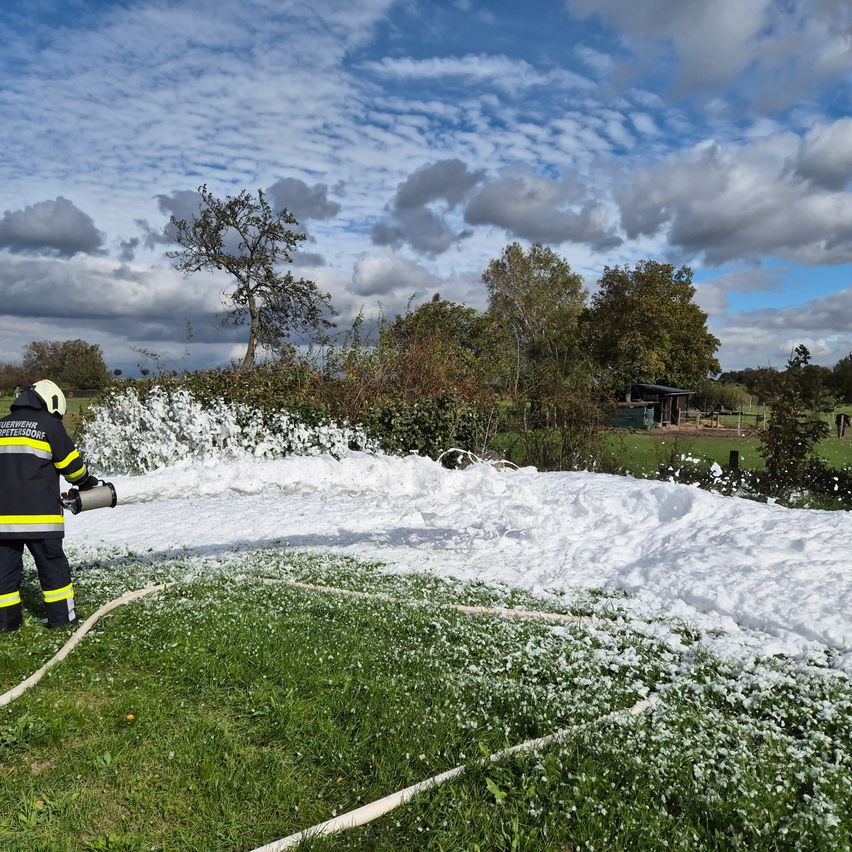 Bild enthält, Nature, Outdoors, Weather, Person, Helmet, Clothing, Glove