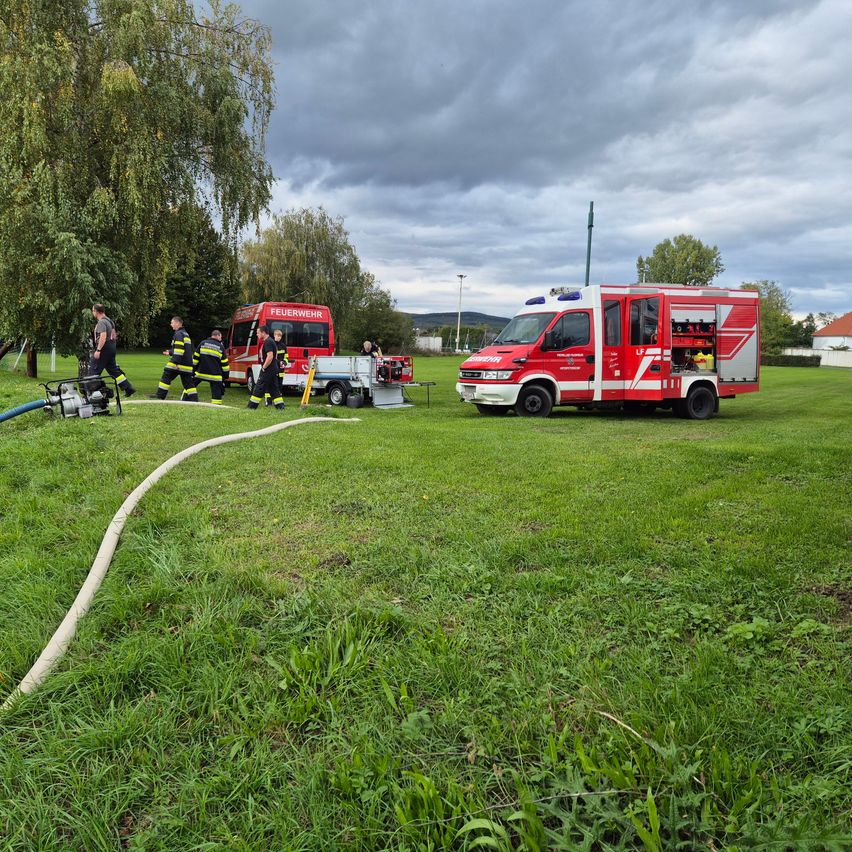 Bild enthält, Person, Machine, Wheel, Transportation, Vehicle, Truck, Grass, Plant, Fire Truck, Fire Station