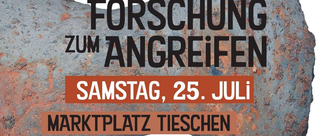 Ein Plakat für eine Forschungsveranstaltung am 25. Juli, das ein großes, verrostetes Metallobjekt mit Text auf Deutsch und Englisch zeigt. Die Veranstaltung ist frei zugänglich und beginnt um 10:00 Uhr am Marktplatz Tieschen.