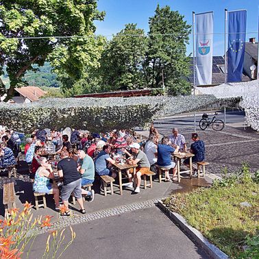 Bild enthält, Indoors, Restaurant, Food Court, Cafeteria, Slate, Person, Garden, Dining Table, Wheel, Arbour