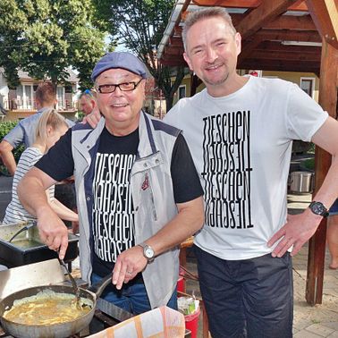 Bild enthält, Meal, Baseball Cap, Adult, Male, Man, Person, Dish, Shorts, Stirring Food, Face