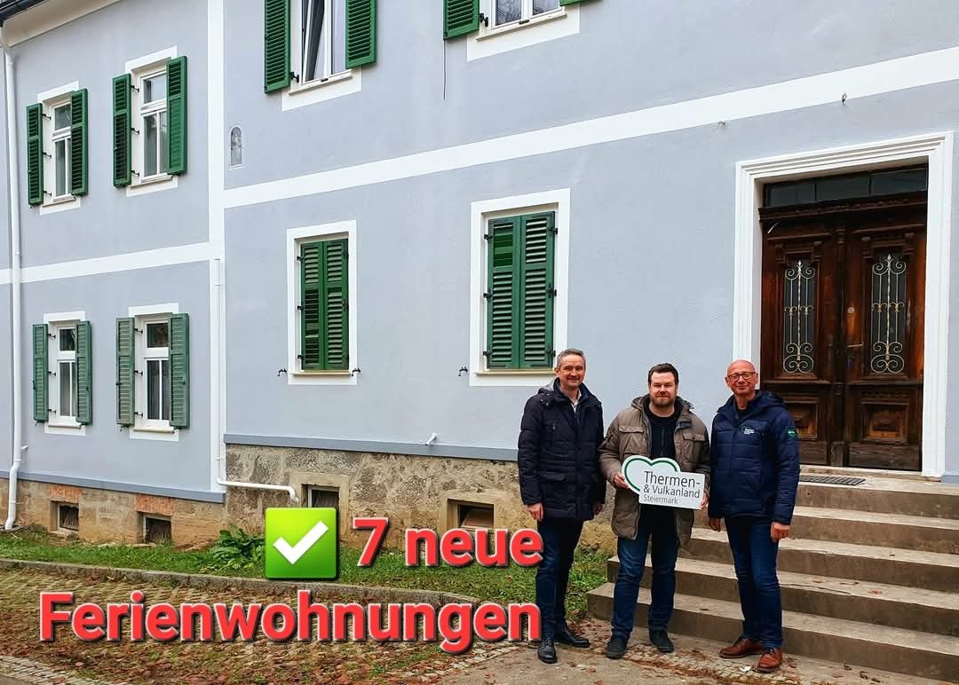 Bild enthält, City, Urban, Window, Villa, Pants, Adult, Male, Man, Person, Shutter