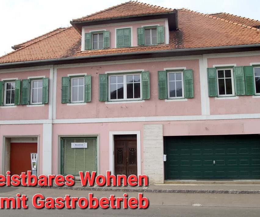 Bild enthält, Garage, Indoors, Gate, Architecture, Building, Housing, House, City, Window, Villa