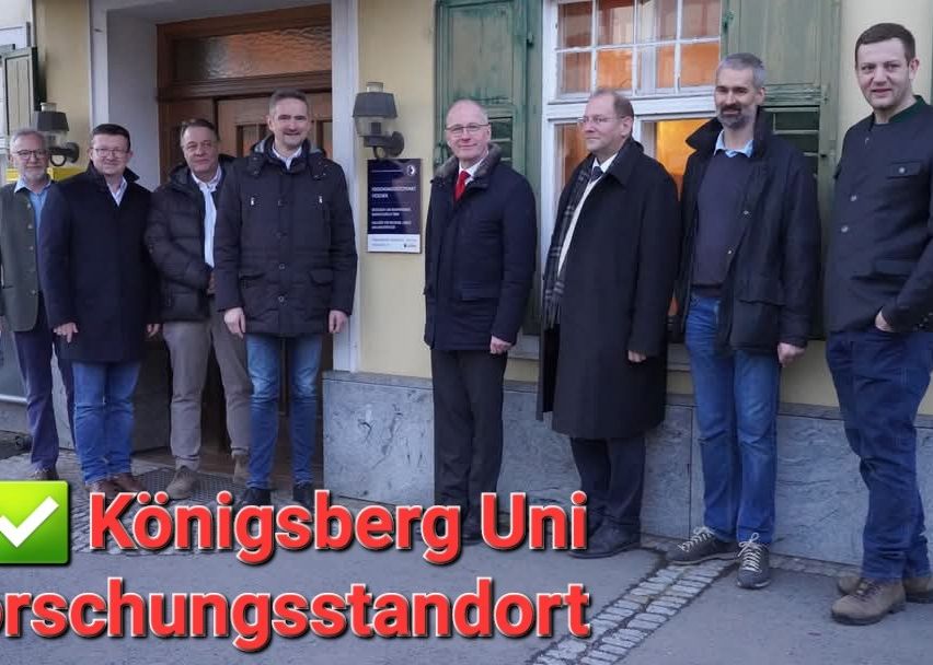 Bild enthält, Coat, Groupshot, Person, Jacket, Pants, Adult, Male, Man, People, Blazer