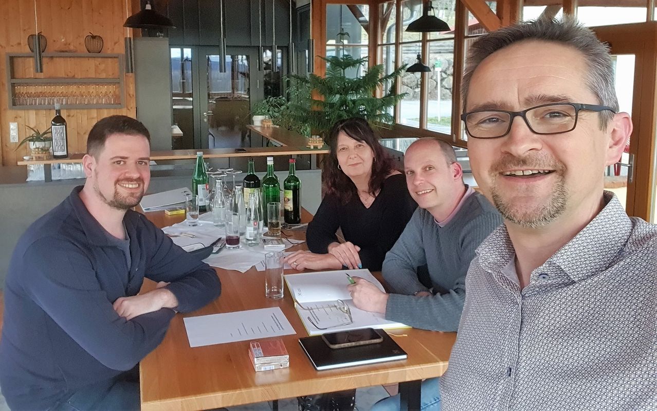 Bild enthält, Dining Table, Table, Dining Room, Restaurant, Adult, Female, Person, Woman, Glasses, Man