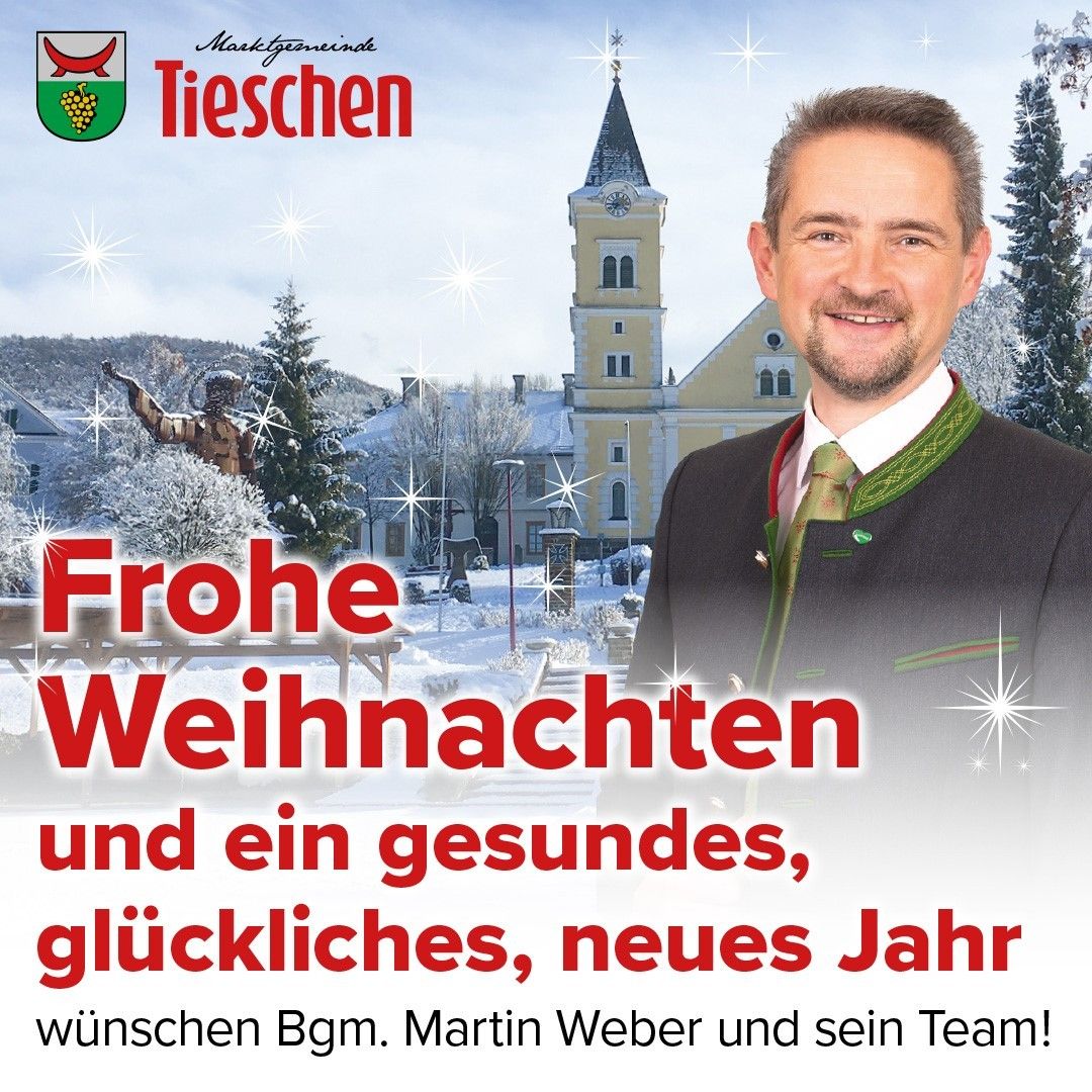 Ein Mann steht vor einer Kirche im Winter. Eine Statue steht hinter ihm, und eine Stadt ist im Hintergrund. Der Text lautet 'Frohe Weihnachten und ein gesundes, gluckliches, neues Jahr wuenschen Bgm. Martin Weber und sein Team!' auf Deutsch.