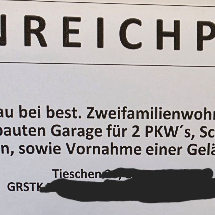 Ein Dokument bietet ein Zweifamilienhaus mit Garage für zwei Autos, Keller und Vorkehrungen für einen Keller an. Persönliche Informationen sind abgedunkelt.