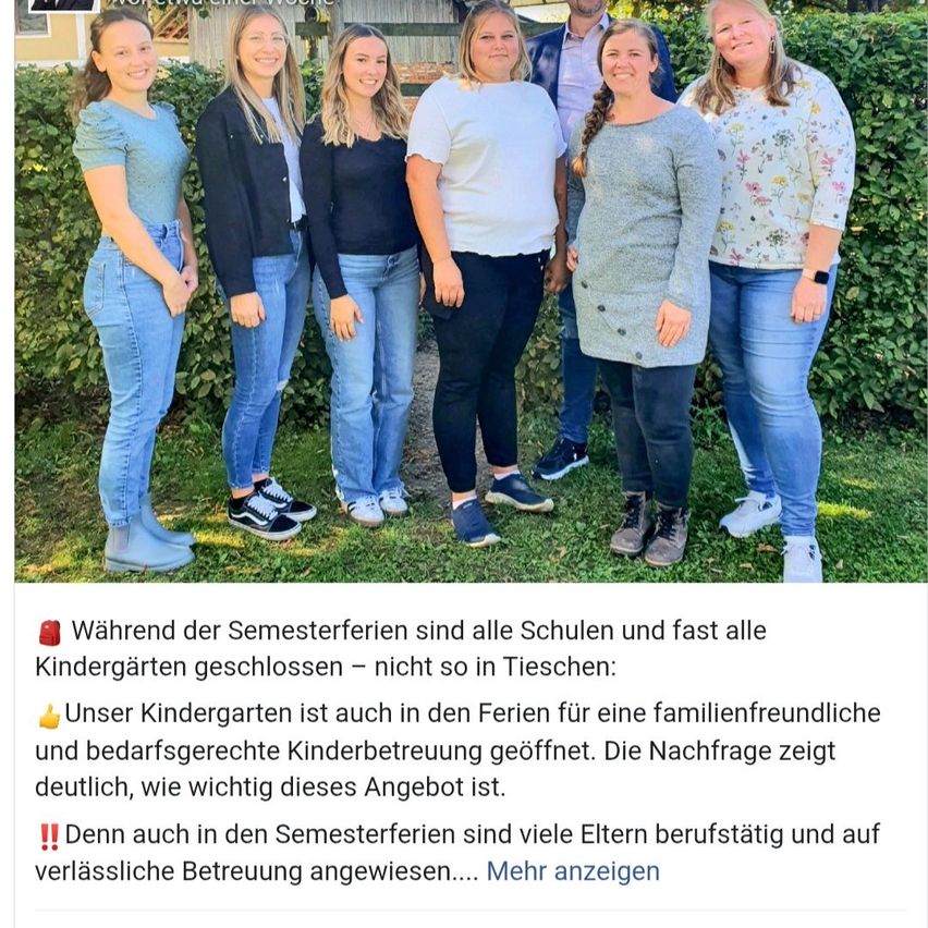 Eine Gruppe von Frauen und einem Mann steht vor einem grünen Busch. Ein Text-Overlay erklärt, dass der Kindergarten während der Semesterferien geöffnet bleibt.