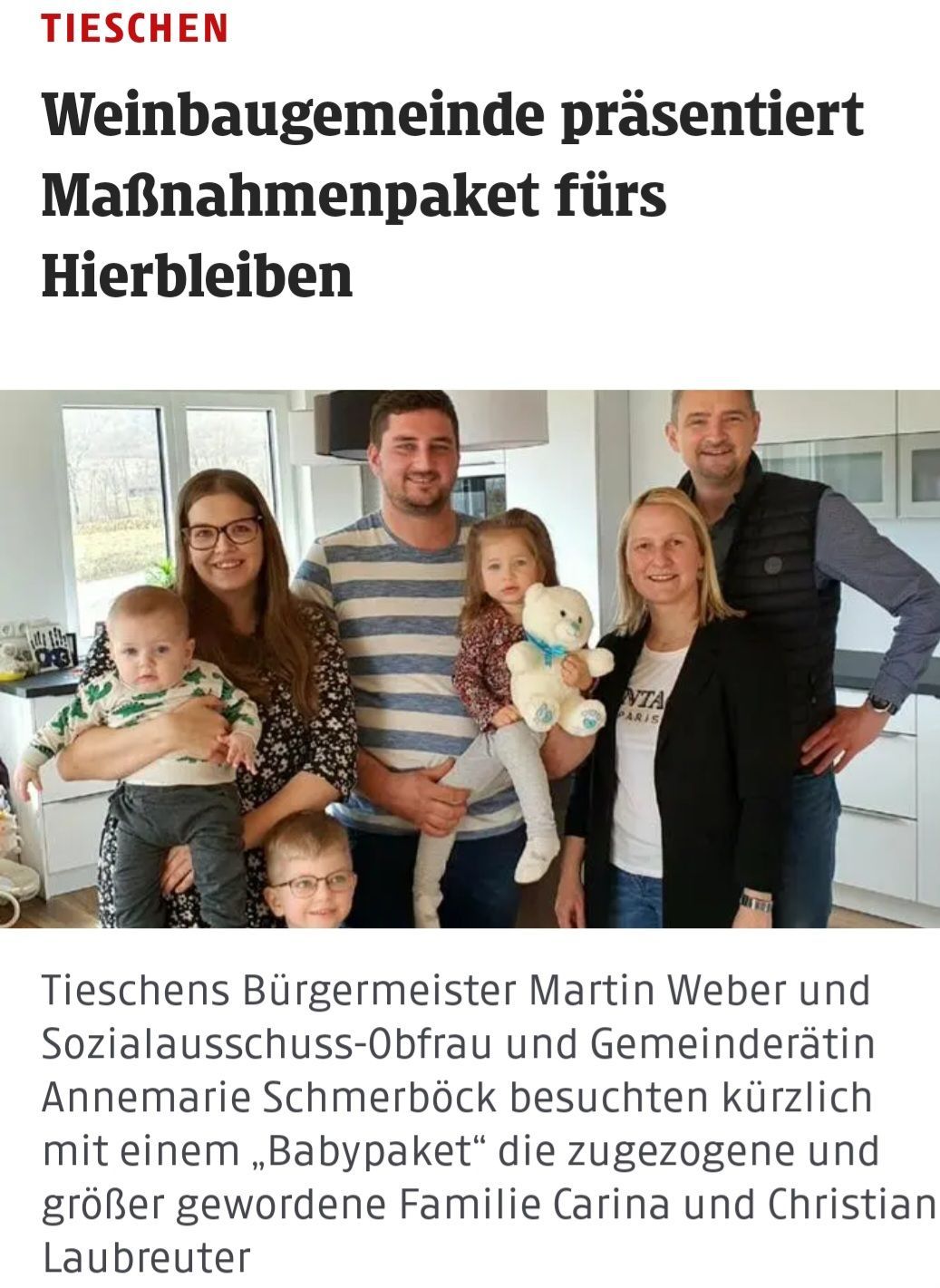Eine fünfköpfige Familie posiert für ein Foto. Der Mann hält ein Kind, die Frau ein Baby, und zwei weitere Kinder stehen zwischen ihnen. Die Bildunterschrift lautet 'Maßnahmenpaket fürs Hierbleiben.'