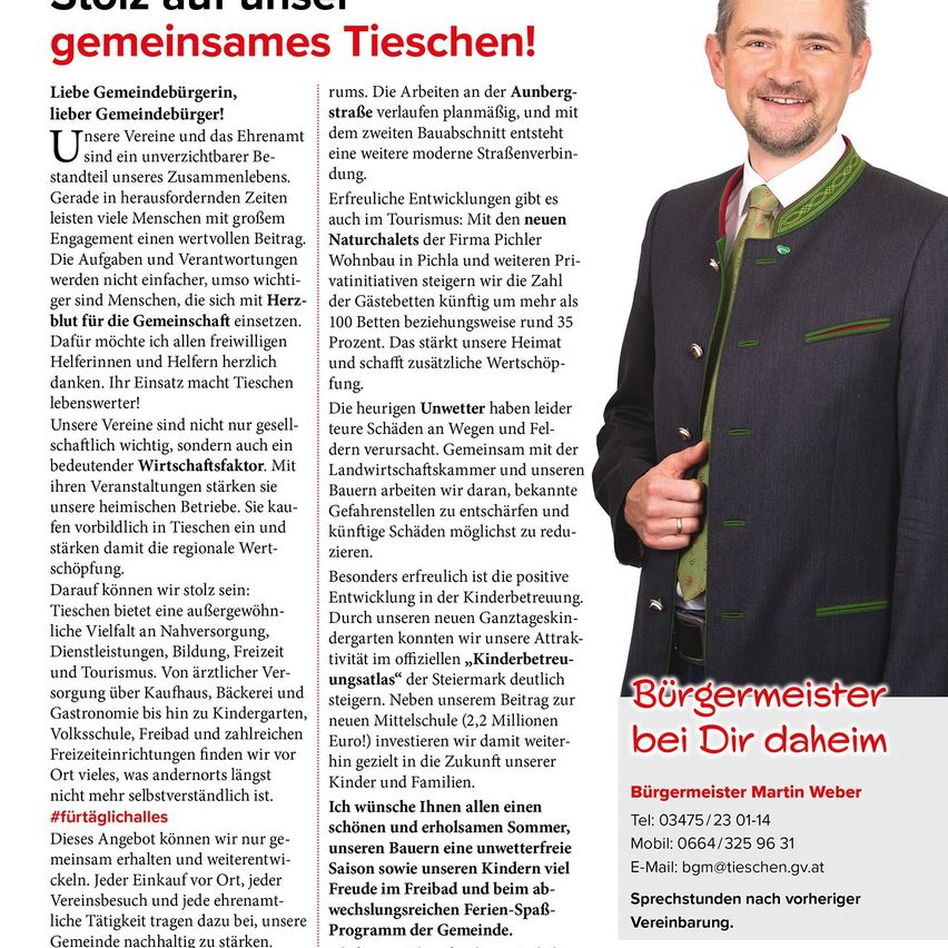 Ein lächelnder Mann in einem Anzug steht neben einem Text, der 'Stolze gemeinsame Tischler!' lautet. Der Text diskutiert die Bedeutung von Gemeinschaftsengagement und die Wichtigkeit lokaler Unternehmen, Tourismus und familienfreundliche Aktivitäten. Der Mann scheint ein lokaler Beamter zu sein, möglicherweise der Bürgermeister, der Gemeinschaftsveranstaltungen und den Wert lokaler Handwerkskunst fördert.