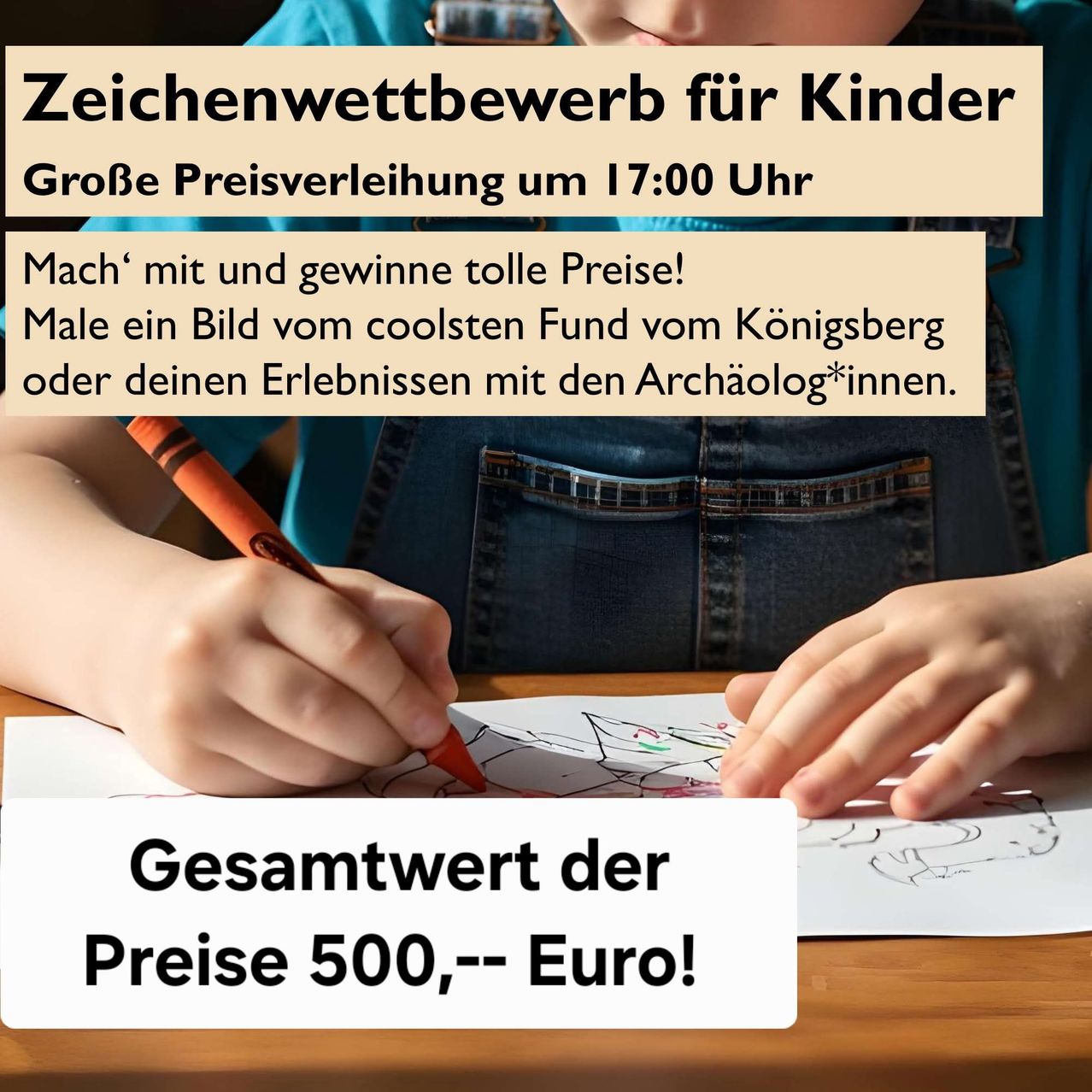 Ein Kind malt mit einem Buntstift auf einem Blatt Papier. Das Bild hat Textüberlagerungen, die 'Zeichenwettbewerb für Kinder' und 'Gesamtwert der Preise 500 Euro!' lauten. Das Kind trägt einen Jeansoverall und sitzt an einem Holztisch.