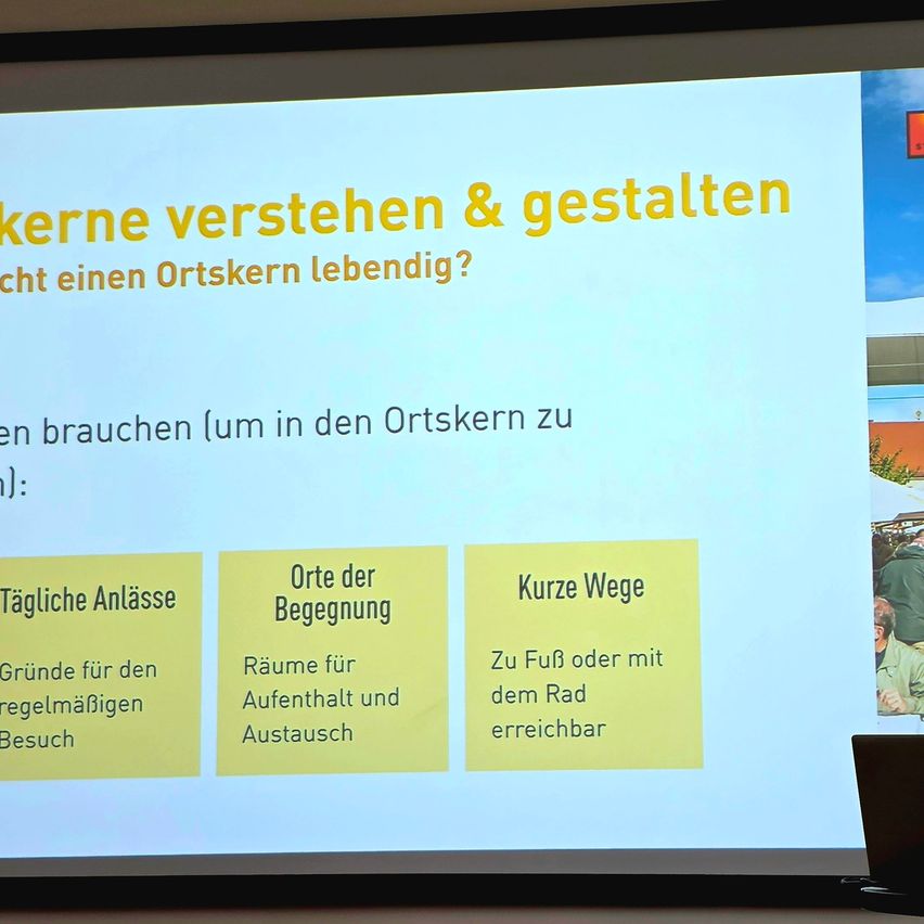 Eine Präsentation mit drei gelben Kästen: 'Tägliche Anlässe', 'Orte der Begegnung' und 'Kurze Wege'. Der erste Kasten hebt Gründe für den regelmäßigen Besuch hervor. Der zweite bietet Räume für Begegnung und Austausch. Der dritte schlägt Fußgänger- oder Fahrradwege vor.