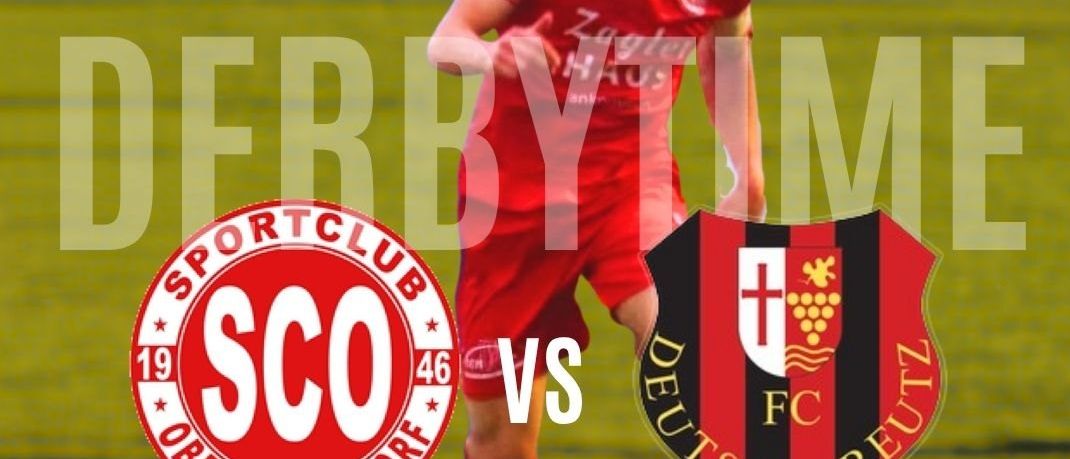 Ein Fußballspieler in einem roten Trikot läuft mit einem Fußball auf dem Feld. Der Plakat enthält die Logos der Teams, Matchdetails und Sponsoren.