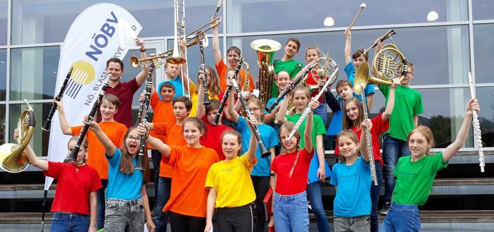 Bild enthält, People, Group Performance, Music, Music Band, Musical Instrument, Musician, Baton, Celebrating, Jeans, Mace Club