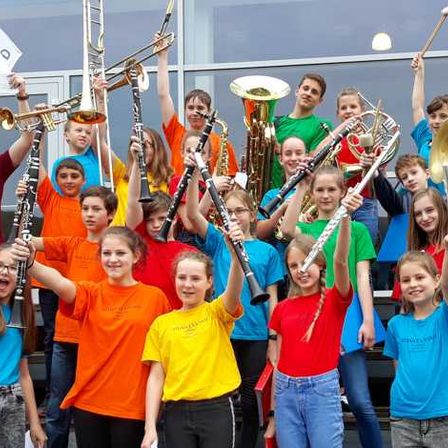 Bild enthält, People, Group Performance, Music, Music Band, Musical Instrument, Musician, Baton, Celebrating, Jeans, Mace Club