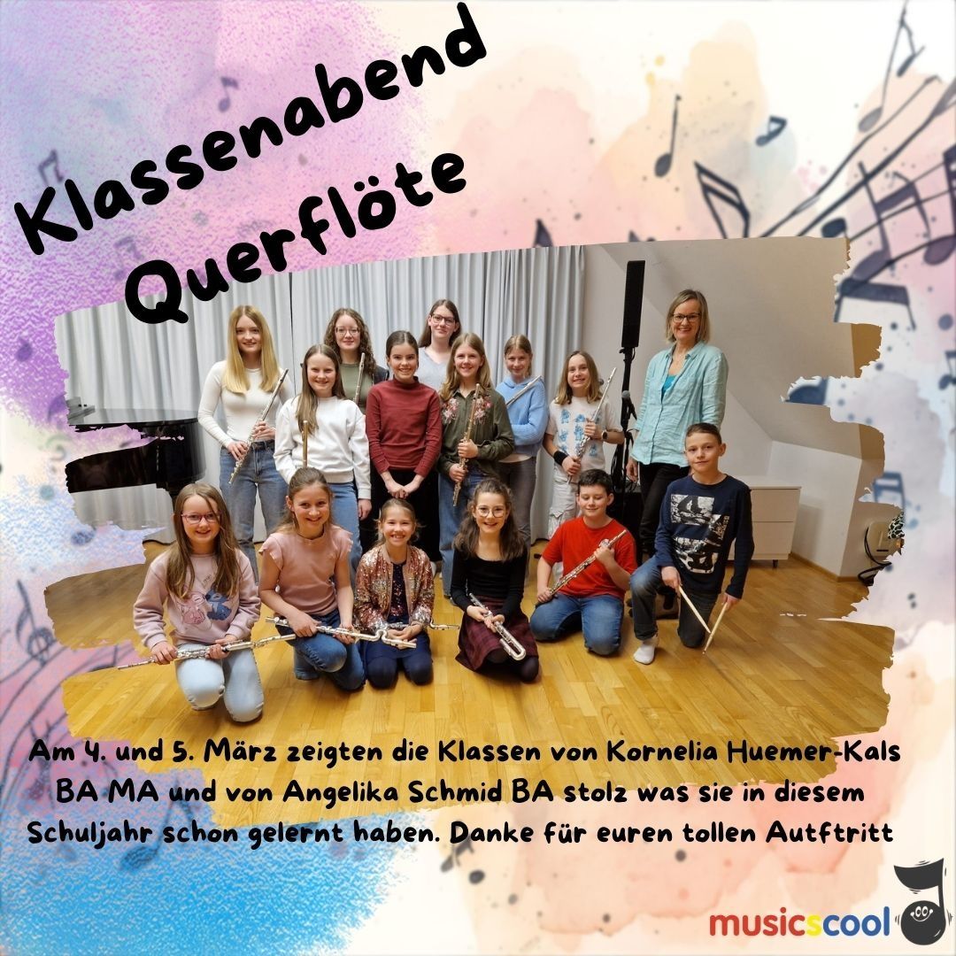 Eine Gruppe von Kindern posiert für ein Foto mit Flöten. Im Hintergrund sind musikalische Noten zu sehen. Die Bildunterschrift lautet 'Klassenabend Querflöte'.