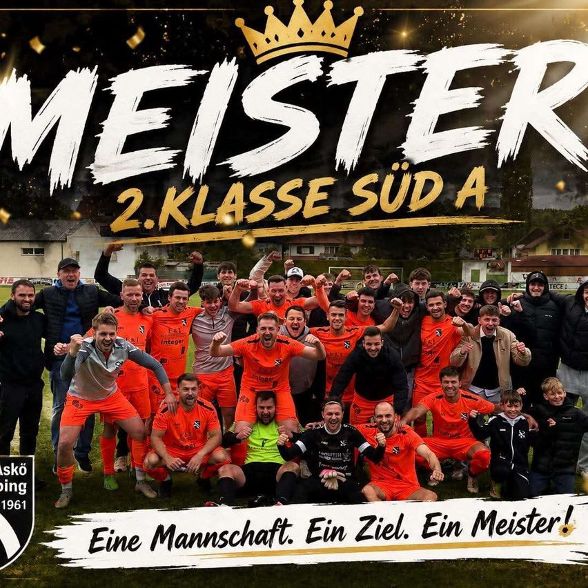 Feier der 2. Klasse Süd A Meisterschaft mit Spielern, Trainern und Fans in orangefarbenen Trikots auf einem Rasenfeld.