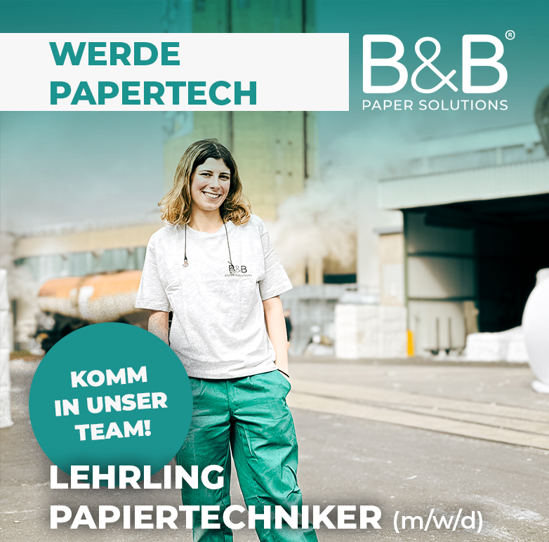 Eine Frau steht vor einer industriellen Umgebung mit einer Fabrik im Hintergrund. Sie lächelt und ist in grüner Hose und einem weißen T-Shirt gekleidet. Die Worte 'Komm in unser Team!' und 'Lehrling Papiertechniker (m/w/d)' sind auf dem Bild sichtbar.