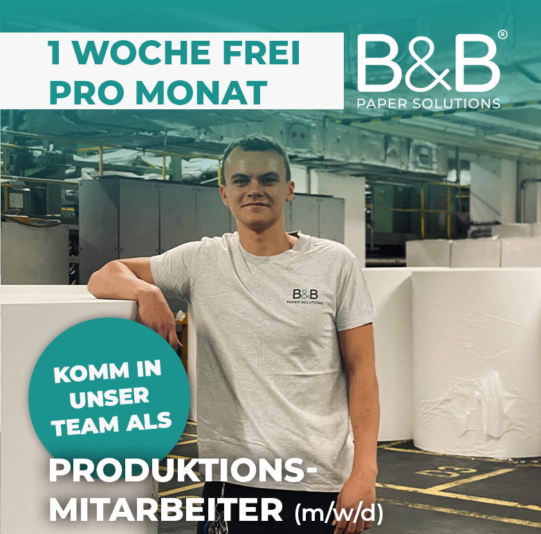 Ein Mann in einem grauen T-Shirt steht in einer Fabrik und bewirbt sich für eine Stelle als Produktionsmitarbeiter. Das Plakat verspricht '1 Woche frei pro Monat'. Der Mann lächelt und scheint für ein Foto zu posieren.