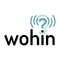 Das Bild zeigt das Logo einer Marke namens 'wohin'. Das Logo besteht aus einem Fragezeichen-Symbol über dem Text, alles in einem schlanken und modernen Design.