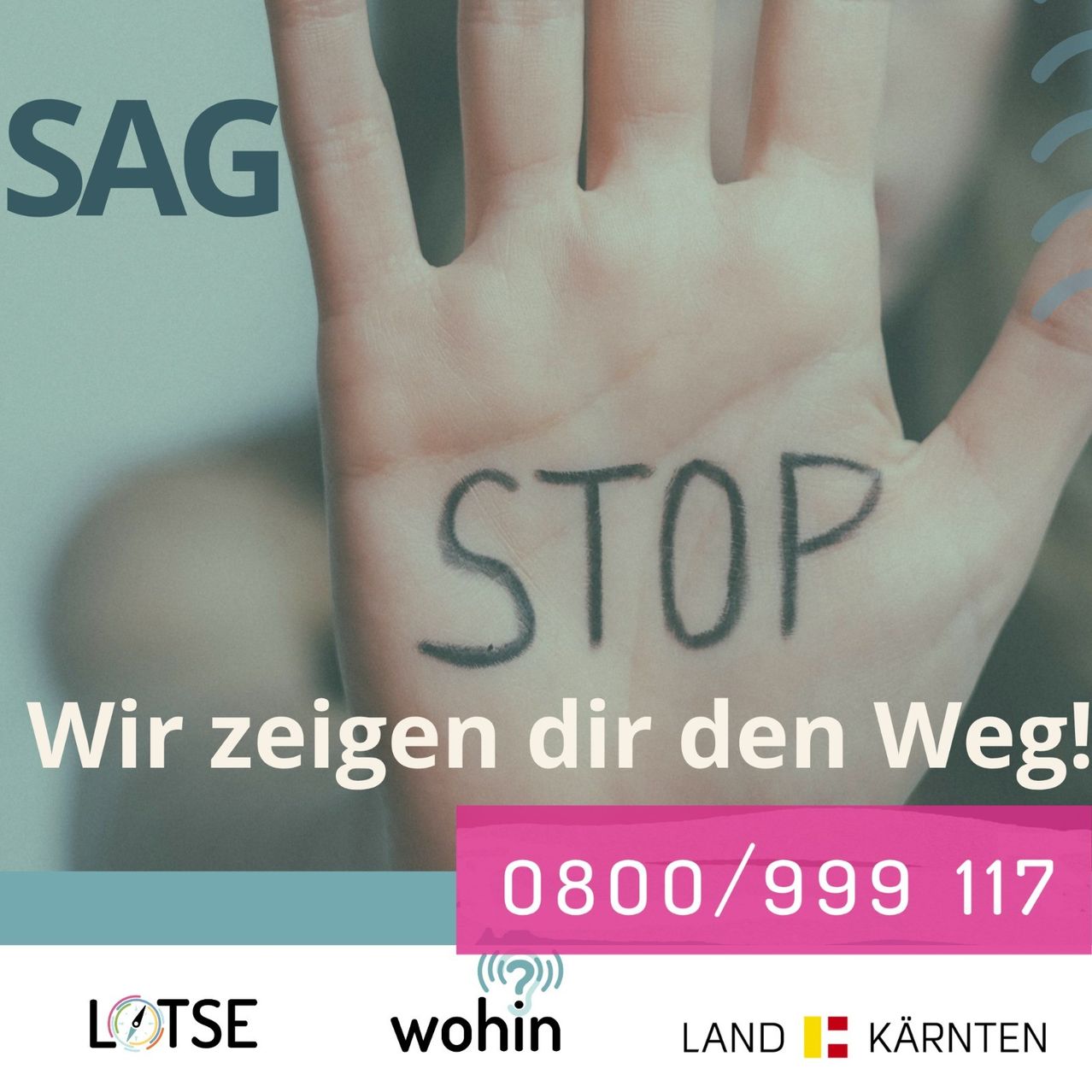 Eine Hand mit dem Wort STOP in Schwarz auf der Handfläche geschrieben, vor einem hellblauen Hintergrund, mit einer Telefonnummer und Logos darunter.