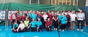 Bild enthält, People, Person, Adult, Female, Woman, Groupshot, Pants, Shoe, Face, Traffic Light