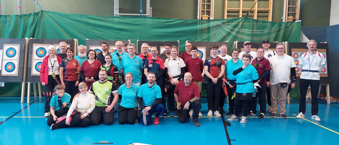 Bild enthält, People, Person, Adult, Female, Woman, Groupshot, Pants, Shoe, Face, Traffic Light