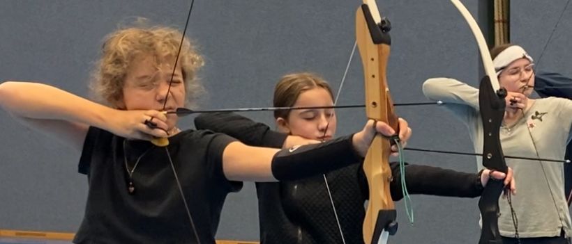 Bild enthält, Weapon, Archer, Archery, Bow, Person, Sport, Arrow, Adult, Male, Man